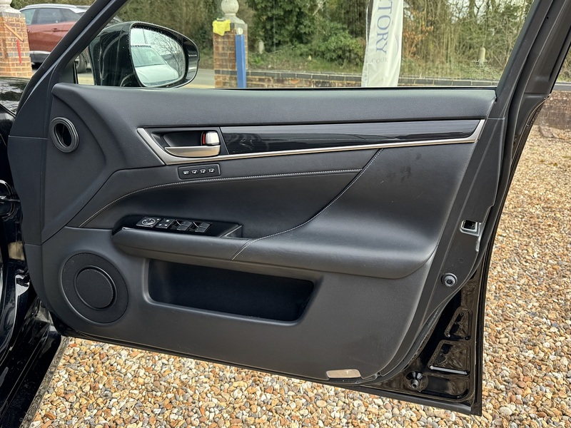 Lexus 2.5 300h SE Saloon 4dr Petrol Hybrid CVT Euro 5 (s/s) (223 ps)