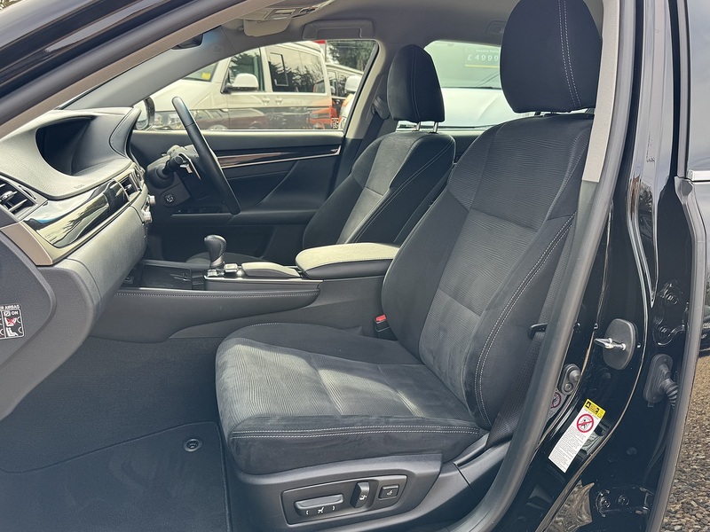 Lexus 2.5 300h SE Saloon 4dr Petrol Hybrid CVT Euro 5 (s/s) (223 ps)