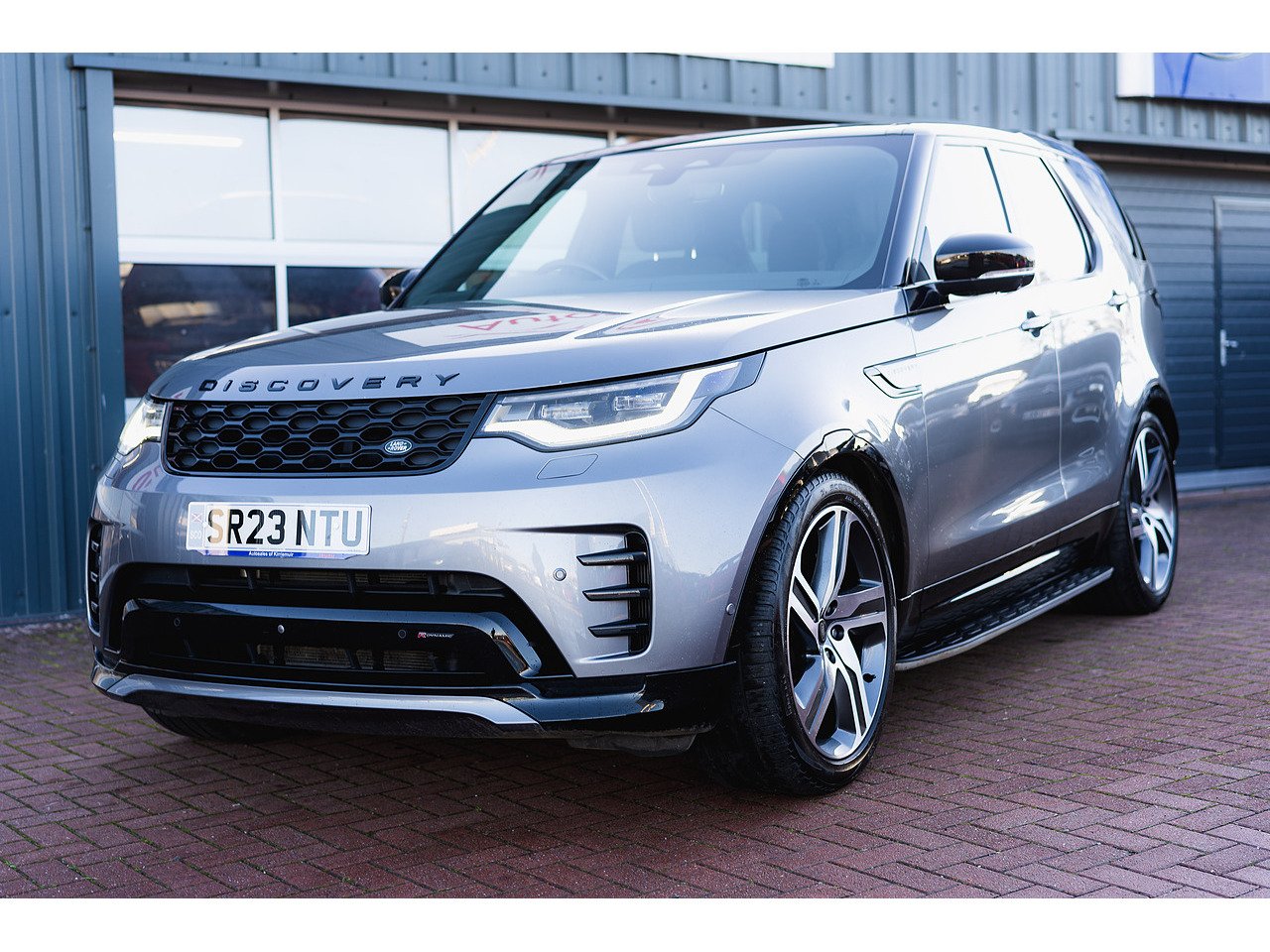 Land Rover 3.0 D300 MHEV R-Dynamic HSE SUV 5dr Diesel Auto 4WD Euro 6 (s/s) (300 ps)