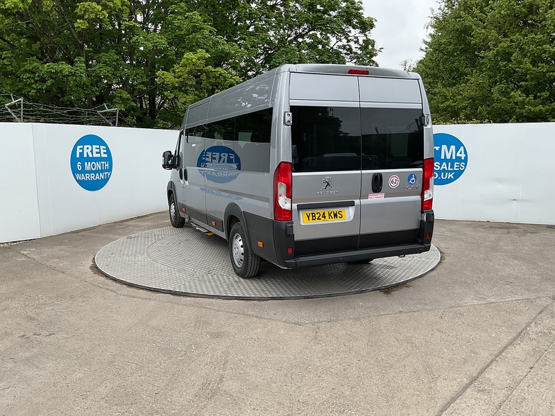 Peugeot BlueHDi 435 Professional Premium + 17 Seat Lite Minibus