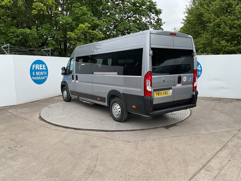 Peugeot BlueHDi 435 Professional Premium + 17 Seat Lite Minibus