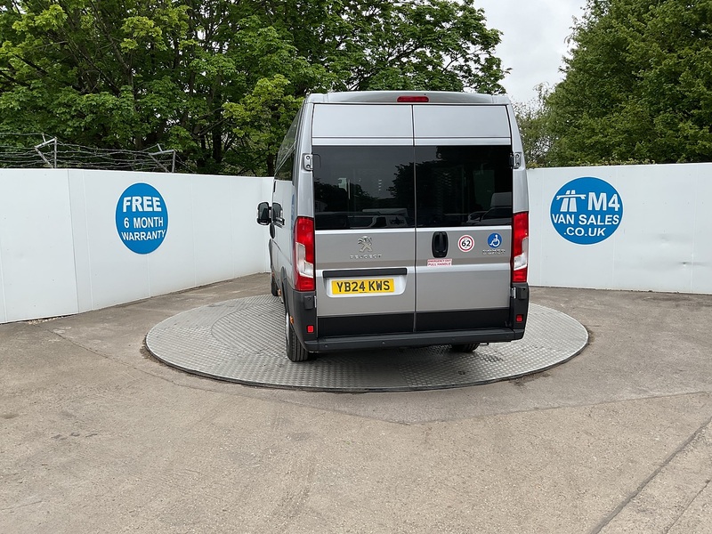 Peugeot BlueHDi 435 Professional Premium + 17 Seat Lite Minibus