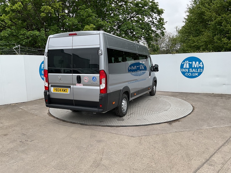 Peugeot BlueHDi 435 Professional Premium + 17 Seat Lite Minibus