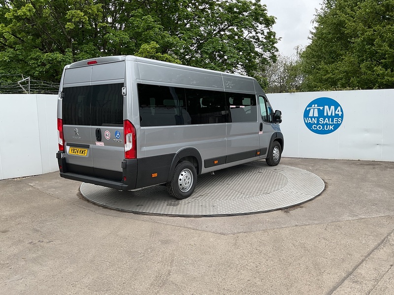 Peugeot BlueHDi 435 Professional Premium + 17 Seat Lite Minibus