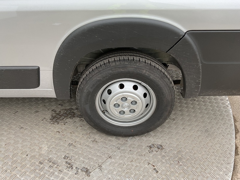 Peugeot BlueHDi 435 Professional Premium + 17 Seat Lite Minibus