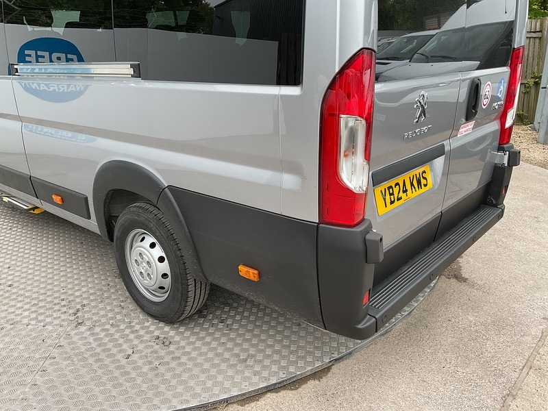 Peugeot BlueHDi 435 Professional Premium + 17 Seat Lite Minibus