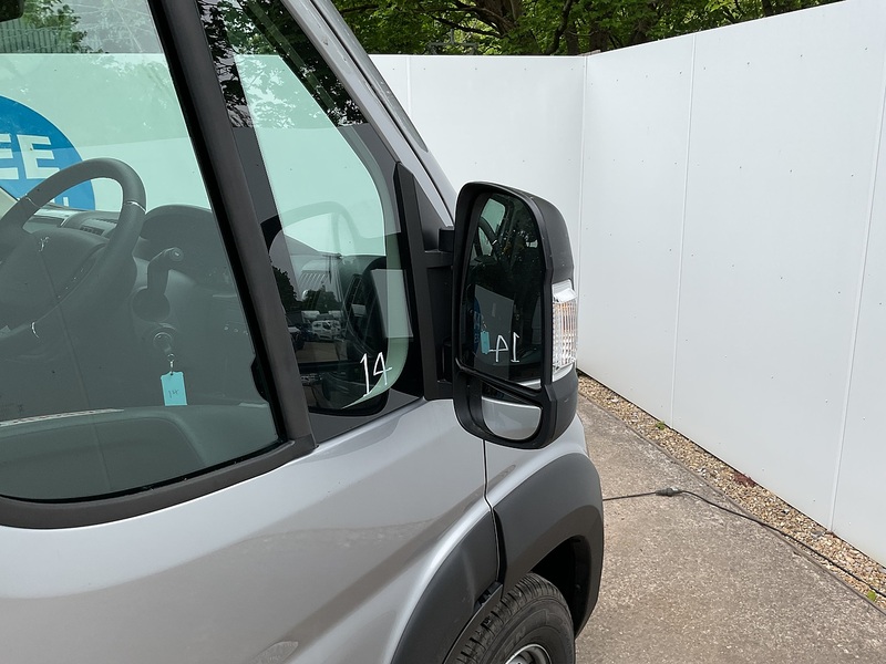 Peugeot BlueHDi 435 Professional Premium + 17 Seat Lite Minibus