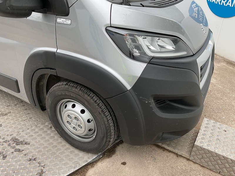 Peugeot BlueHDi 435 Professional Premium + 17 Seat Lite Minibus