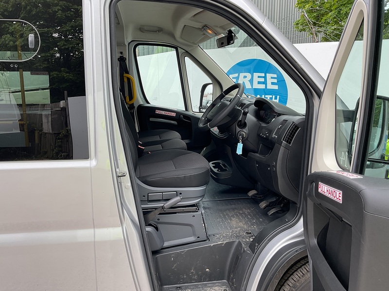 Peugeot BlueHDi 435 Professional Premium + 17 Seat Lite Minibus