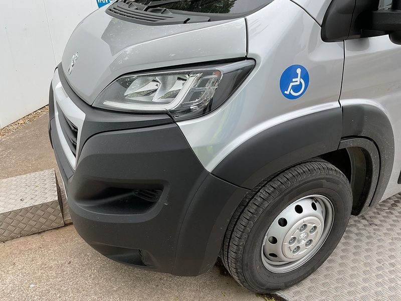 Peugeot BlueHDi 435 Professional Premium + 17 Seat Lite Minibus