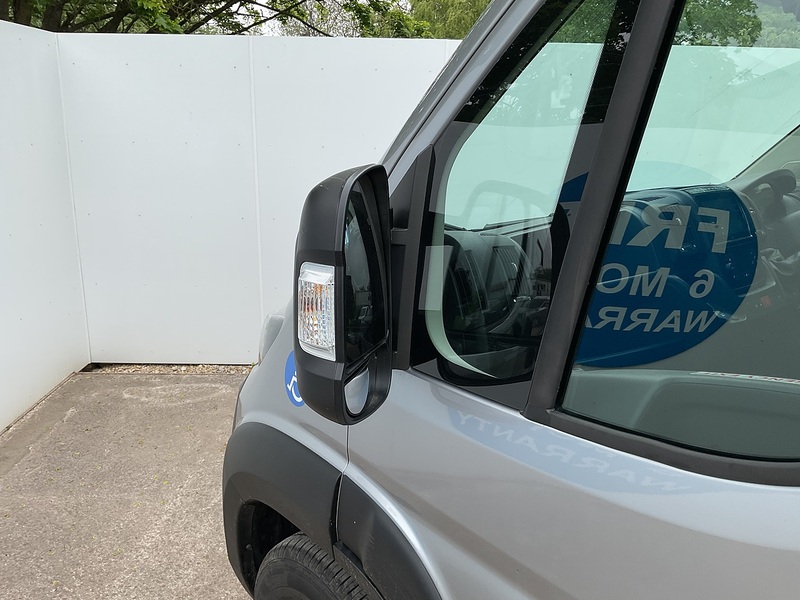 Peugeot BlueHDi 435 Professional Premium + 17 Seat Lite Minibus