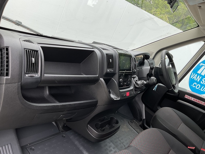 Peugeot BlueHDi 435 Professional Premium + 17 Seat Lite Minibus