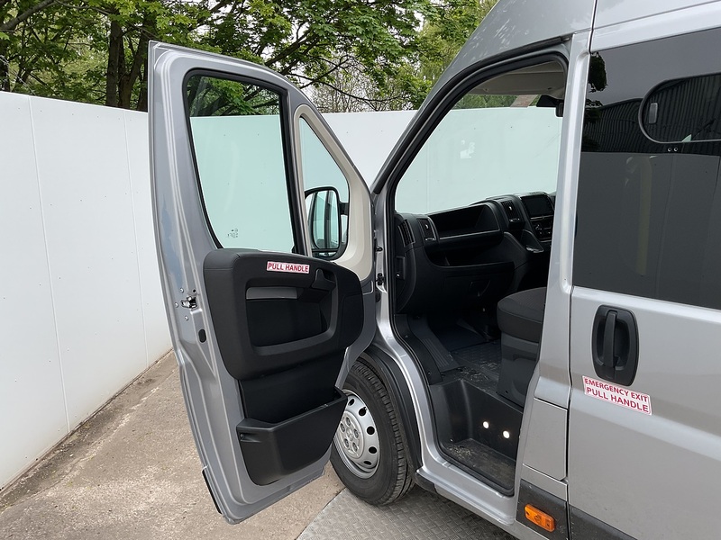 Peugeot BlueHDi 435 Professional Premium + 17 Seat Lite Minibus