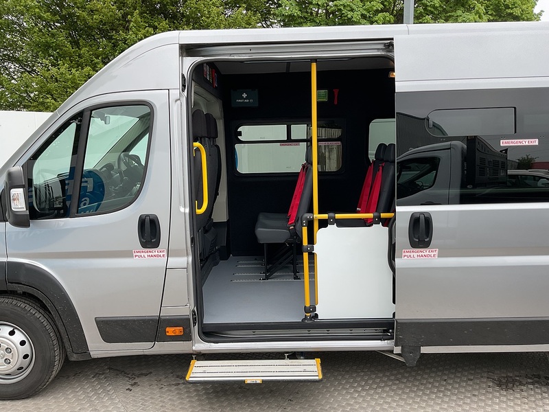 Peugeot BlueHDi 435 Professional Premium + 17 Seat Lite Minibus
