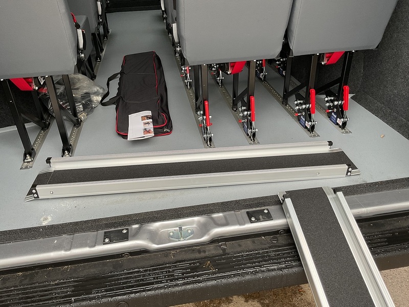 Peugeot BlueHDi 435 Professional Premium + 17 Seat Lite Minibus