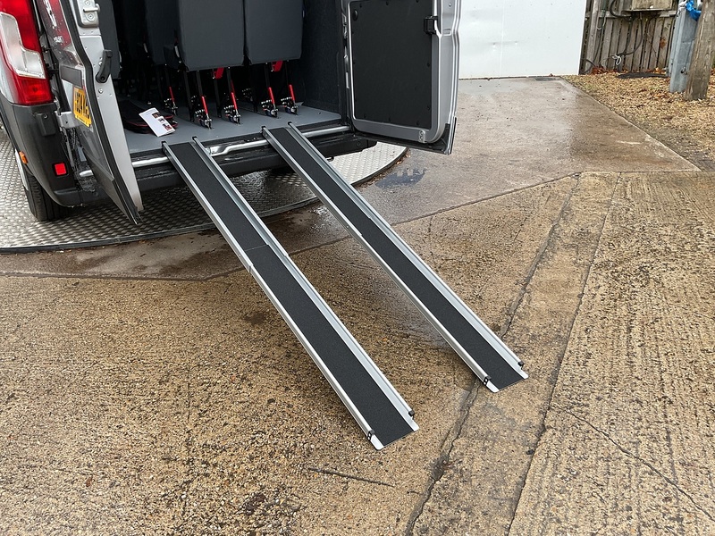 Peugeot BlueHDi 435 Professional Premium + 17 Seat Lite Minibus