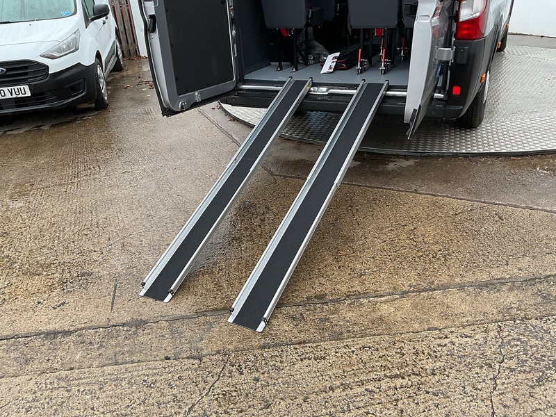 Peugeot BlueHDi 435 Professional Premium + 17 Seat Lite Minibus