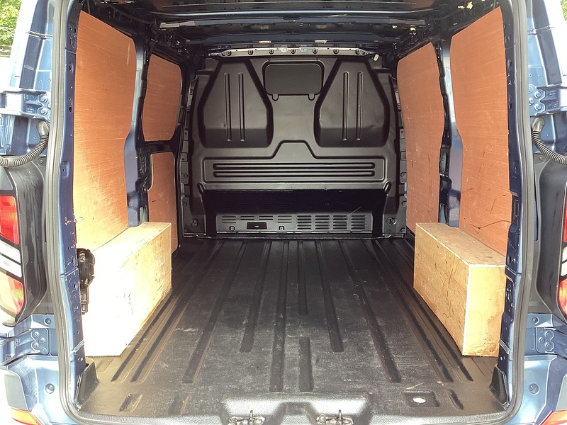 Ford 300 EcoBlue Limited SWB L/R New Shape A/C Euro 6