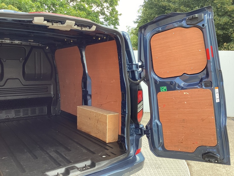 Ford 300 EcoBlue Limited SWB L/R New Shape A/C Euro 6