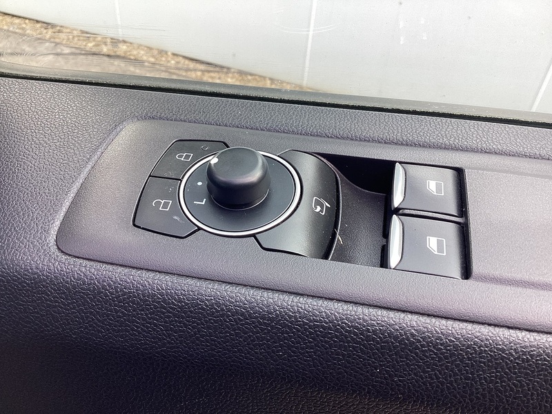 Ford 300 EcoBlue Limited SWB L/R New Shape A/C Euro 6