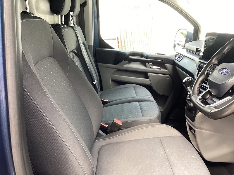 Ford 300 EcoBlue Limited SWB L/R New Shape A/C Euro 6