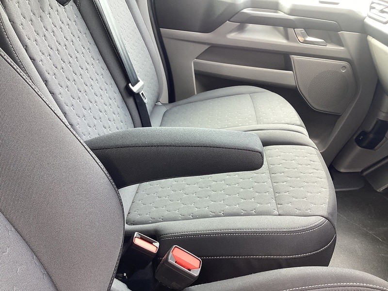 Ford 300 EcoBlue Limited SWB L/R New Shape A/C Euro 6