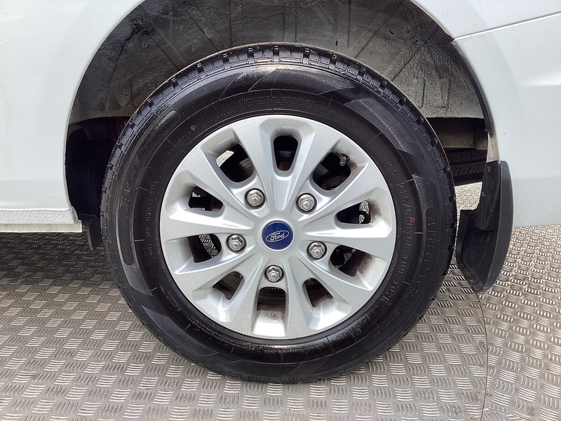 Ford 300 EcoBlue Limited LWB A/C Euro 6