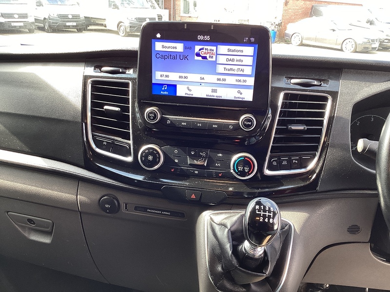 Ford 300 EcoBlue Limited LWB A/C Euro 6