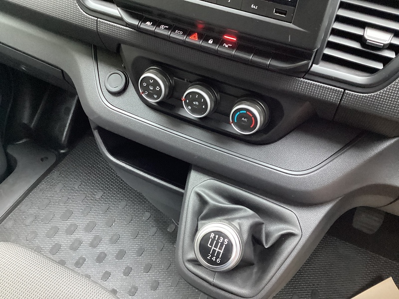 Nissan dCi 28 Acenta SWB L/R A/C Euro 6