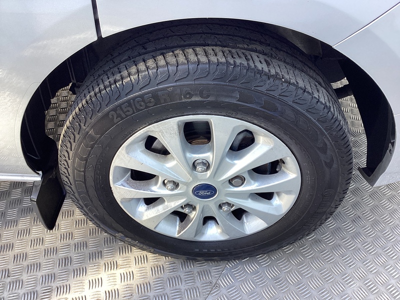 Ford 300 EcoBlue Limited L/R LWB EURO 6 A/C