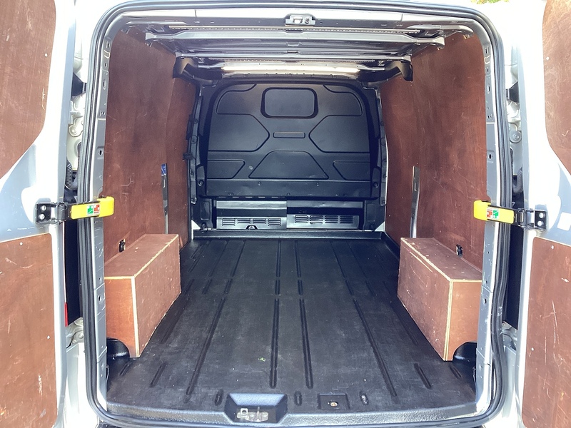 Ford 300 EcoBlue Limited L/R LWB EURO 6 A/C