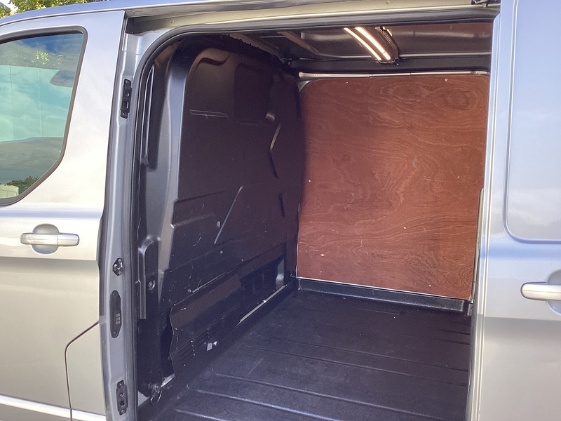 Ford 300 EcoBlue Limited L/R LWB EURO 6 A/C