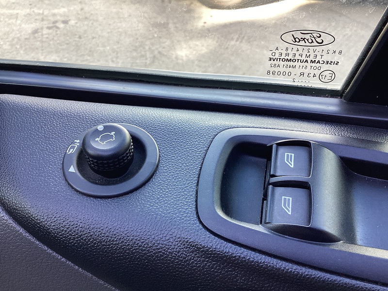 Ford 300 EcoBlue Limited L/R LWB EURO 6 A/C