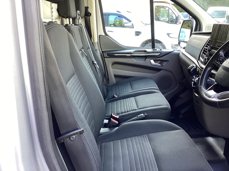 Ford 300 EcoBlue Limited L/R LWB EURO 6 A/C