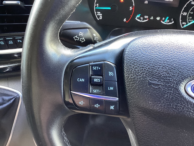 Ford 300 EcoBlue Limited L/R LWB EURO 6 A/C