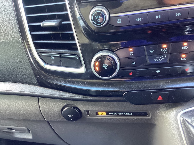 Ford 300 EcoBlue Limited L/R LWB EURO 6 A/C