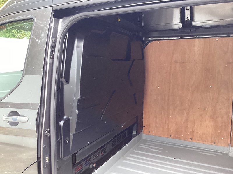 Ford 300 EcoBlue Limited SWB H/R Euro 6 **NO VAT**