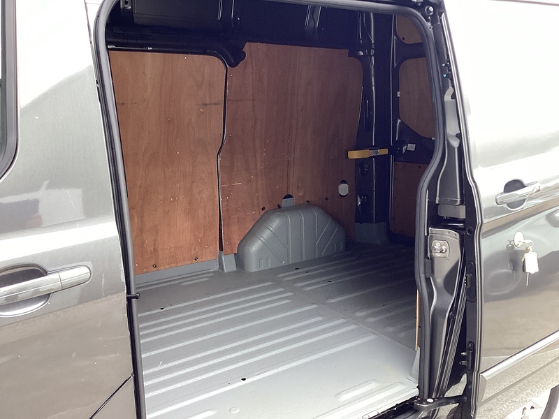 Ford 300 EcoBlue Limited SWB H/R Euro 6 **NO VAT**