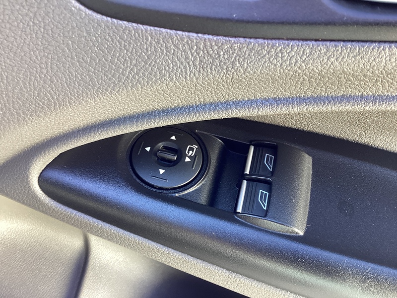 Ford 240 EcoBlue Limited SWB L/R A/C Euro 6