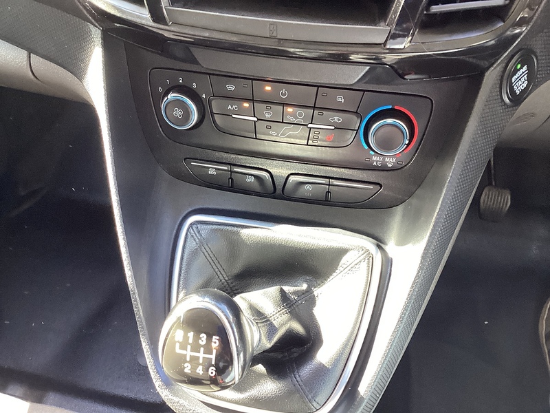 Ford 240 EcoBlue Limited SWB L/R A/C Euro 6