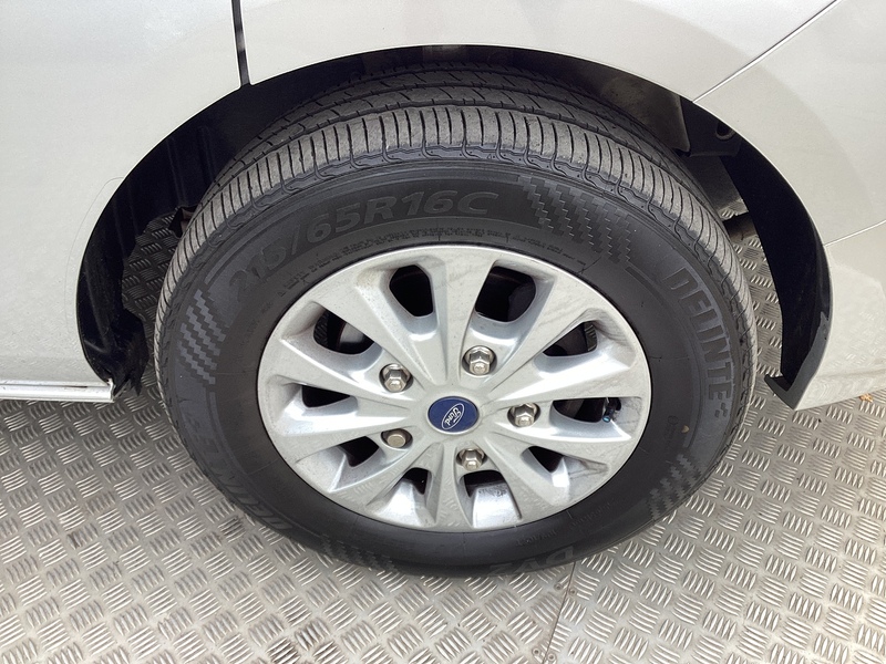 Ford 300 EcoBlue Limited LWB L/R A/C Euro 6