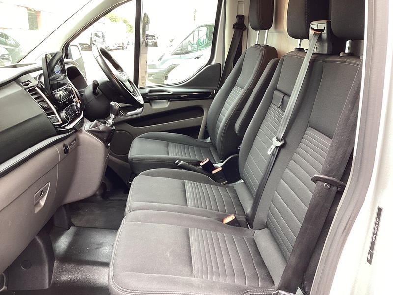 Ford 300 EcoBlue Limited LWB L/R A/C Euro 6