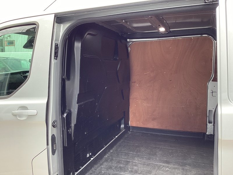 Ford 300 EcoBlue Limited LWB L/R A/C Euro 6