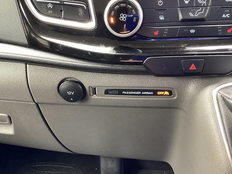 Ford 300 EcoBlue Limited LWB L/R A/C Euro 6