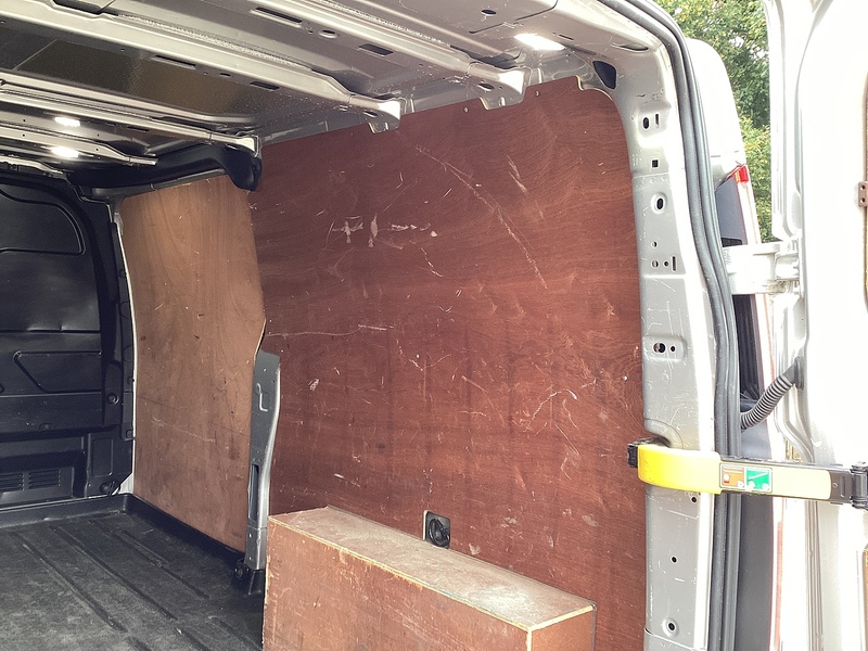 Ford 300 EcoBlue Limited LWB L/R A/C Euro 6