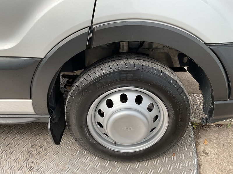 Ford 2.0 460 EcoBlue Leader 17 Seat Minibus  5dr Diesel Manual RWD L4 H3 Euro 6 (s/s) (17 Seat, DRW) (130 ps)