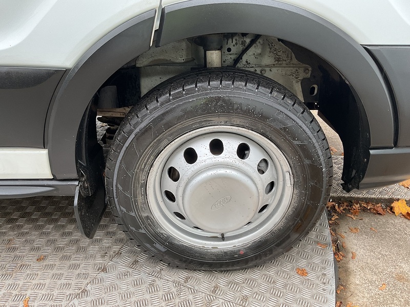 Ford 2.0 460 EcoBlue Leader Minibus Diesel Manual RWD L4 H3 Euro 6 (s/s) (17 Seat, DRW) (130 ps)