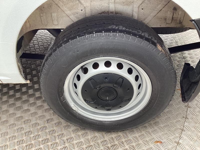 Ford 280 EcoBlue Leader SWB L/R A/C Euro 6