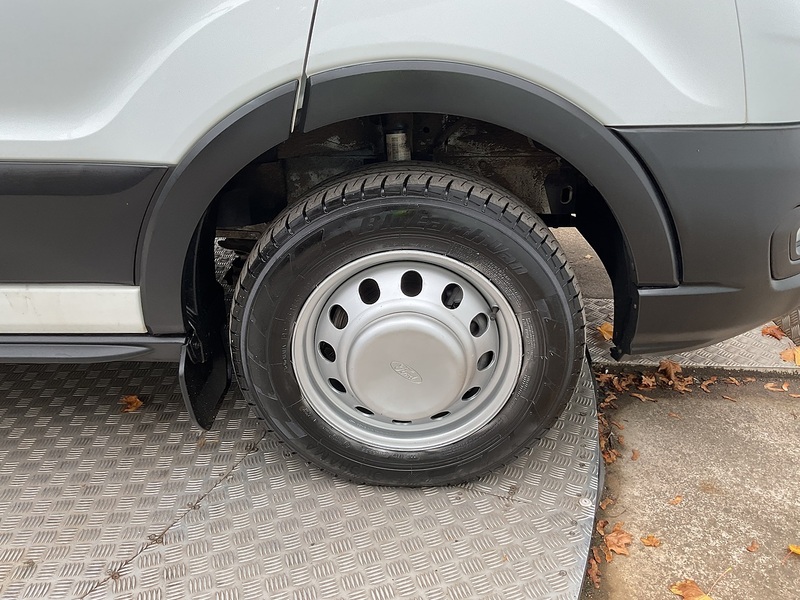 Ford 2.0 460 EcoBlue Leader Minibus Diesel Manual RWD L4 H3 Euro 6 (s/s) (17 Seat, DRW) (130 ps)