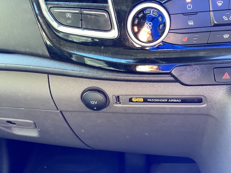 Ford 300 EcoBlue Limited SWB L/R A/C Euro 6 ** NO VAT**